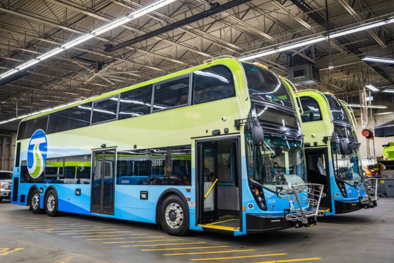 États-Unis : Alexander Dennis livre les premiers appareils à deux étages Enviro500 pour la STA