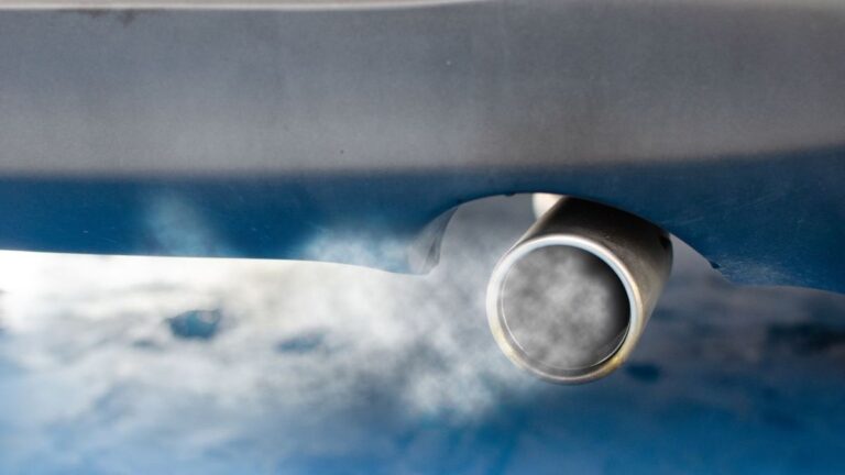Un nouvel autocollant sur le pare-brise. Si vous allez habituellement en France en voiture ou prévoyez de partir en vacances, vous feriez mieux de l'avoir