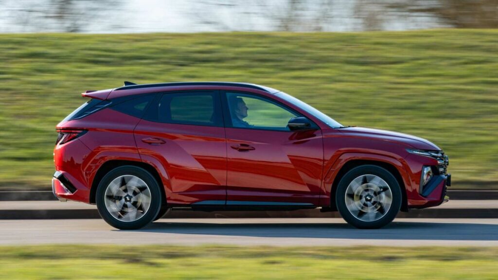 Nous avons essayé le Hyundai Tucson 1.6 T-GDI 48V 4x4, un SUV qui gonfle les ventes en Espagne et a maintenant une étiquette d'écho moins chère